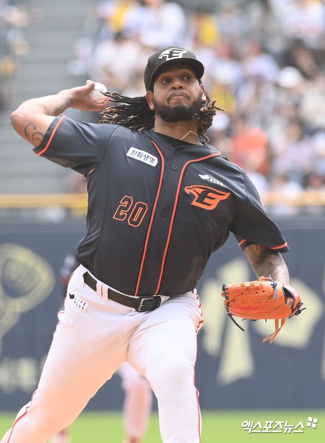 한화 이글스 외인 선발투수 펠릭스 페냐가 정규시즌 경기에 등판해 투구하고 있다. 엑스포츠뉴스 DB