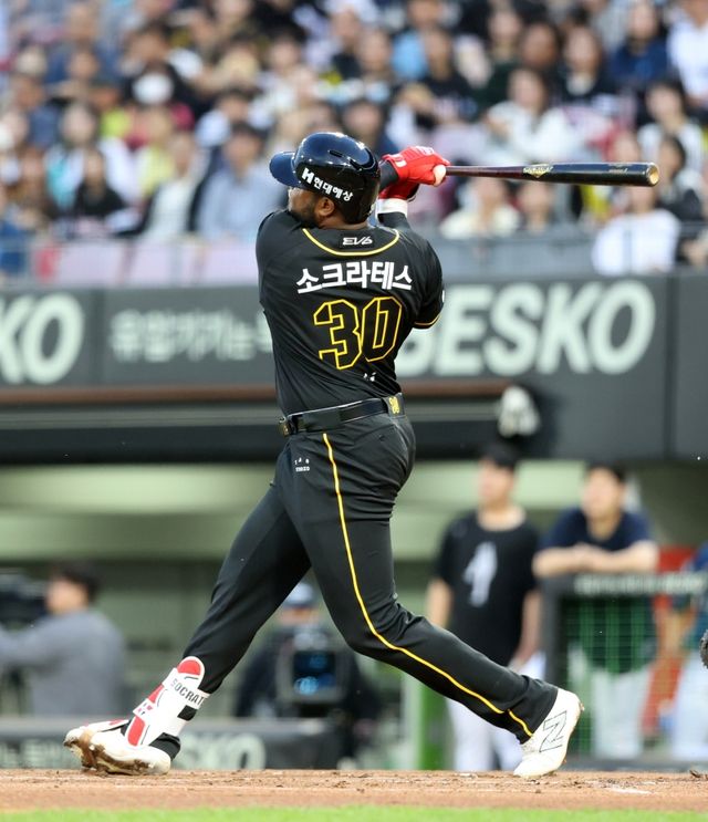 19일 광주-KIA챔피언스필드에서 열린 2024 신한 SOL Bank KBO리그 NC 다이노스와 KIA 타이거즈의 경기, KIA 소크라테스가 홈런을 날리고 있다. KIA 타이거즈