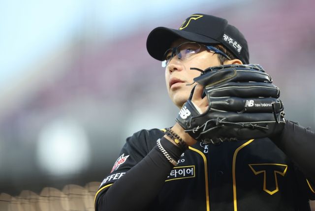 19일 광주-KIA챔피언스필드에서 열린 2024 신한 SOL Bank KBO리그 NC 다이노스와 KIA 타이거즈의 경기, KIA 선발투수 양현종이 투구 준비를 하고 있다. KIA 타이거즈