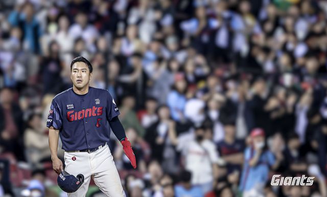 롯데 자이언츠 캡틴 전준우. 18일 서울 잠실야구장에서 열린 2024 신한 SOL Bank KBO리그 LG 트윈스와 시즌 3차전에서 안타와 타점을 기록했다. 3회초 종료 후 발생한 벤치 클리어링에서는 선수들을 안정시키는 등 캡틴의 역할까지 다했다. 사진 롯데 자이언츠