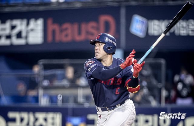 롯데 자이언츠 캡틴 전준우. 18일 서울 잠실야구장에서 열린 2024 신한 SOL Bank KBO리그 LG 트윈스와 시즌 3차전에서 안타와 타점을 기록했다. 3회초 종료 후 발생한 벤치 클리어링에서는 선수들을 안정시키는 등 캡틴의 역할까지 다했다. 사진 롯데 자이언츠