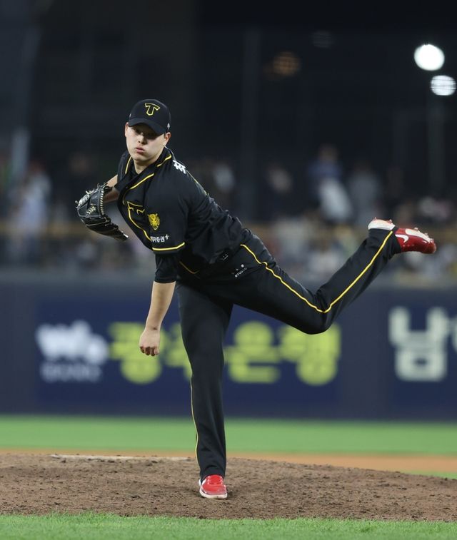 19일 광주-KIA챔피언스필드에서 열린 2024 신한 SOL Bank KBO리그 NC 다이노스와 KIA 타이거즈의 경기, KIA 최지민이 힘차게 공을 던지고 있다. KIA 타이거즈