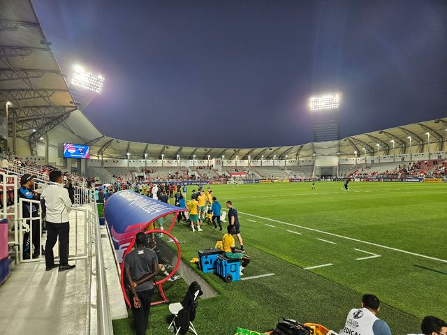 신태용 감독이 이끄는 인도네시아 U-23 대표팀은 18일 카타르 도하 압둘라 빈 칼리파 스타디움에서 열린 2024 U-23 아시안컵 겸 2024 파리 올림픽 아시아 최종예선 조별리그 A조 2차전에서 전반전 막바지 터진 코망 테구의 선제 결승포에 힘입어 호주를 1-0으로 제압했다. 이날 승리로 1승1패를 기록한 인도네시아는 22일 요르단과의 3차전에서 비기기만 해도 각 조 1~2위에 주어지는 8강 티켓을 거머쥐게 된다. AFC의 승자승 우선 원칙 수혜를 받을 수 있다. 도하, 김환 기자