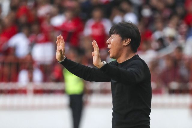 신태용 감독이 이끄는 인도네시아 U-23 대표팀은 18일 카타르 도하 압둘라 빈 칼리파 스타디움에서 열린 2024 U-23 아시안컵 겸 2024 파리 올림픽 아시아 최종예선 조별리그 A조 2차전에서 전반전 막바지 터진 코망 테구의 선제 결승포에 힘입어 호주를 1-0으로 제압했다. 이날 승리로 1승1패를 기록한 인도네시아는 22일 요르단과의 3차전에서 비기기만 해도 각 조 1~2위에 주어지는 8강 티켓을 거머쥐게 된다. AFC의 승자승 우선 원칙 수혜를 받을 수 있다. 연합뉴스