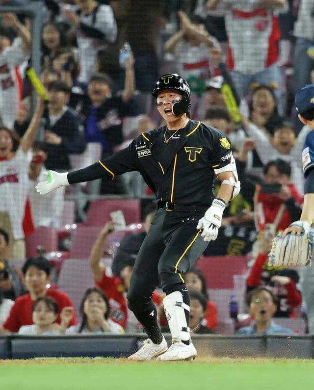 19일 광주-KIA챔피언스필드에서 열린 2024 신한 SOL Bank KBO리그 NC 다이노스와 KIA 타이거즈의 경기, KIA 박찬호가 끝내기 승리에 환호하고 있다. KIA 타이거즈