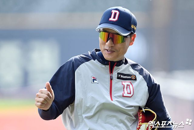 이승엽 두산 베어스 감독. 4월 19일 잠실 키움 히어로즈전에 앞서 SSG 랜더스 최정이 하루빨리 KBO리그 통산 최다 홈런 기록을 달성하기를 바란다는 덕담을 건넸다. 이승엽 감독은 2017년 현역 은퇴 때까지 KBO 통산 467홈런의 기록을 남겼다. 사진 박지영 기자