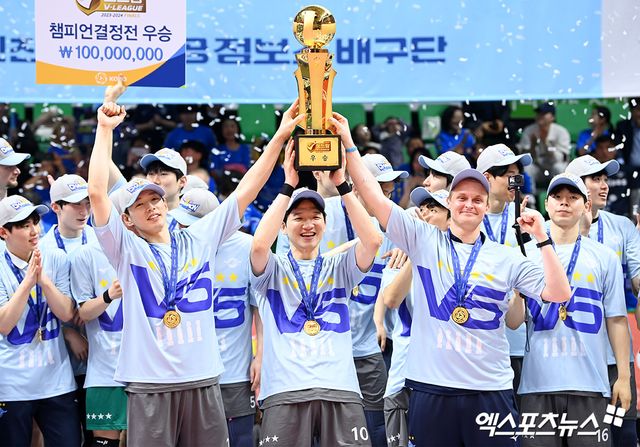 남자프로배구 대한항공 토미 틸리카이넨 감독과 선수들이 2일 안산상록수체육관에서 열린 OK금융그룹과의 챔피언결정전 3차전에서 승리, 사상 최초 통합 4연패를 완성한 뒤 기념 촬영하고 있다. 안산, 고아라 기자