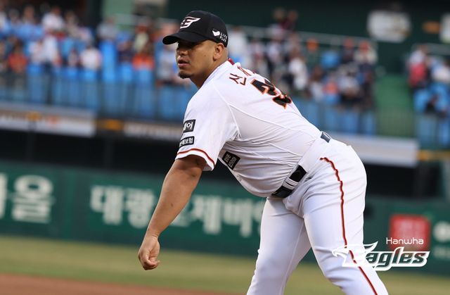 롯데 자이언츠가 2일 대전 한화생명이글스파크에서 열린 2024 신한 SOL Bank KBO리그 한화 이글스와의 원정경기에서 1대0 진땀승을 거두고 한화의 8연승을 저지했다. 한화 선발투수 리카르도 산체스는 8K 무실점으로 호투했으나 타선 지원을 받지 못하며 승패를 기록하지 못했다. 한화 이글스