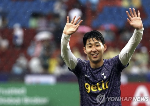 과거 첼시와 애스턴 빌라, 미들즈브러에서 뛰었던 60세 아일랜드 방송인 앤디 타운센드가 손흥민을 가리켜 프리미어리그 레전드가 아니라고 강조해 눈길을 끌고 있다. 타운센드는 손흥민 앞에 레전드라고 적힌 대본이 나오자 이를 지우라고 했다는 증언까지 내놨다. 토트넘에서 훌륭한 선수 정도의 레벨이라는 얘기다. 하지만 손흥민은 이미 프리미어리그에서 118골을 넣었고 이달의 선수로 4번이나 수상해 티에리 앙리, 데니스 베르캄프, 앨런 시어러와 같은 반열에 올라선 리빙 레전드다. 연합뉴스