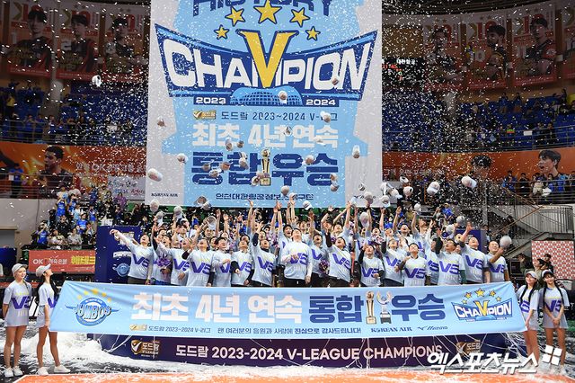 남자프로배구 대한항공 선수단이 2일 안산상록수체육관에서 열린 OK금융그룹과의 챔피언결정전 3차전에서 승리, 사상 최초 통합 4연패를 완성한 뒤 기념 촬영하고 있다. 안산, 고아라 기자