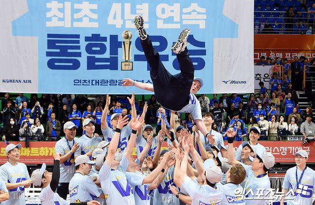 남자프로배구 대한항공 토미 틸리카이넨 감독이 2일 안산상록수체육관에서 열린 OK금융그룹과의 챔피언결정전 3차전에서 승리, 사상 최초 통합 4연패를 완성한 뒤 선수들에게 헹가래 받고 있다. 안산, 고아라 기자