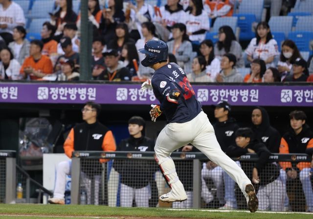 롯데 자이언츠가 2일 대전 한화생명이글스파크에서 열린 2024 신한 SOL Bank KBO리그 한화 이글스와의 원정경기에서 1-0 진땀승을 거두고 한화의 8연승을 저지했다. 트레이드로 합류한 손호영이 적시타를 날리고 있다. 이 안타는 이날 결승타가 됐다. 롯데 신인 투수 전미르는 7회 구원등판한 뒤 1사 1,2루 위기를 깔끔하게 마무리하면서 프로 데뷔승을 올리는 감격을 누렸다. 연합뉴스