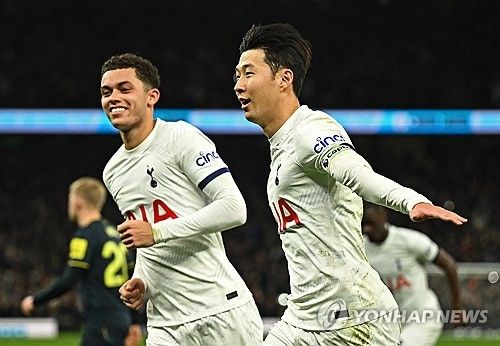 과거 첼시와 애스턴 빌라, 미들즈브러에서 뛰었던 60세 아일랜드 방송인 앤디 타운센드가 손흥민을 가리켜 프리미어리그 레전드가 아니라고 강조해 눈길을 끌고 있다. 타운센드는 손흥민 앞에 레전드라고 적힌 대본이 나오자 이를 지우라고 했다는 증언까지 내놨다. 토트넘에서 훌륭한 선수 정도의 레벨이라는 얘기다. 하지만 손흥민은 이미 프리미어리그에서 118골을 넣었고 이달의 선수로 4번이나 수상해 티에리 앙리, 데니스 베르캄프, 앨런 시어러와 같은 반열에 올라선 리빙 레전드다. 연합뉴스