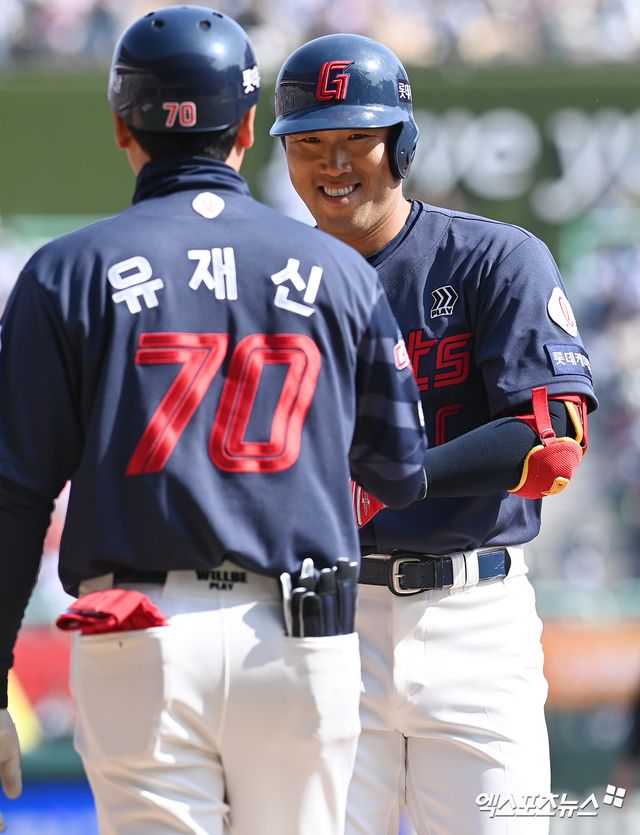 롯데 자이언츠가 2일 대전 한화생명이글스파크에서 열린 2024 신한 SOL Bank KBO리그 한화 이글스와의 원정경기에서 1대0 진땀승을 거두고 한화의 8연승을 저지했다. 롯데 전준우는 멀티히트를 작성하며 팀 승리에 힘을 보탰다. 엑스포츠뉴스DB