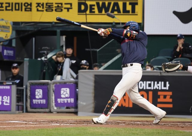 롯데 자이언츠가 2일 대전 한화생명이글스파크에서 열린 2024 신한 SOL Bank KBO리그 한화 이글스와의 원정경기에서 1대0 진땀승을 거두고 한화의 8연승을 저지했다. 트레이드로 합류한 손호영이 적시타를 날리고 있다. 이 안타는 이날 결승타가 됐다. 연합뉴스