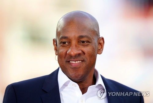 글로벌 매체 풋볼365는 첼시 공격수 콜 팔머가 리그에서 20골을 터트려 프리미어리그 득점왕 후보로 등극하자 과거 팔머처럼 득점왕 후보가 아니었지만 골든 부츠를 수상했던 5명의 선수를 소개했다. 이때 토트넘 홋스퍼 주장 손흥민도 프리미어리그 깜짝 득점왕을 차지한 5인 중 한 명에 포함됐다. 손흥민은 지난 2022년 리그에서 23골을 터트리며 리버풀의 모하메드 살라와 함께 프리미어리그 공동 득점왕을 수상한 바 있다. 연합뉴스