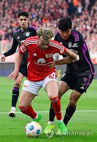 김민재가 약 2주 만의 선발 경기에서 최고의 기량을 다시 선보였다. 그는 에릭 다이어보다 높은 평점을 받으며 선발 복귀전을 성공적으로 마쳤다.&nbsp; 바이에른 뮌헨은 21일(한국시간) 독일 베를린에 위치한 슈타디온 안 데어 알텐 푀르스테라이에서 우니온 베를린과 2023-2024시즌 분데스리가 30라운드 원정 경기에서 골 잔치를 벌이며 5-1 대승을 거뒀다. 연합뉴스