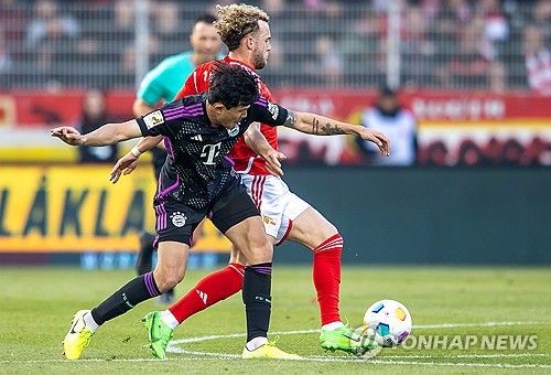 후반기에 주전에서 밀려났던 코리안 몬스터 김민재(27)가 다시 주전으로 도약할 기회를 잡았다.&nbsp;우니온 베를린 원정 경기에서 뮌헨은 김민재를 선발로 내세웠다. 4경기 만에 선발로 출전한 김민재는 후반 14분 교체되기 전까지 안정된 플레이를 펼치며 실점을 허용하지 않으면서 대승에 기여했다. 연합뉴스