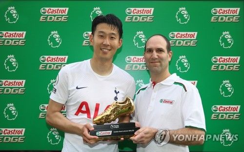 글로벌 매체 풋볼365는 첼시 공격수 콜 팔머가 리그에서 20골을 터트려 프리미어리그 득점왕 후보로 등극하자 과거 팔머처럼 득점왕 후보가 아니었지만 골든 부츠를 수상했던 5명의 선수를 소개했다. 이때 토트넘 홋스퍼 주장 손흥민도 프리미어리그 깜짝 득점왕을 차지한 5인 중 한 명에 포함됐다. 손흥민은 지난 2022년 리그에서 23골을 터트리며 리버풀의 모하메드 살라와 함께 프리미어리그 공동 득점왕을 수상한 바 있다. 연합뉴스