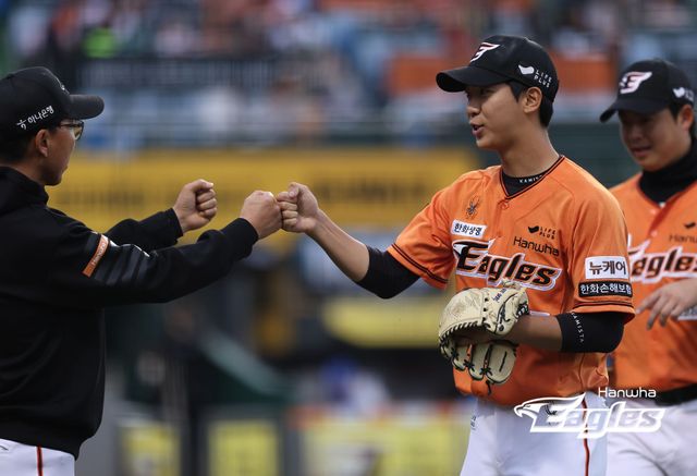 한화 이글스 신인 투수 황준서가 20일 대전 한화생명이글스파크에서 열린 2024 신한 SOL Bank KBO리그 삼성 라이온즈와의 홈경기에 선발 등판해 무실점으로 이닝을 마친 뒤 코칭스태프와 하이파이브하고 있다. 이날 5이닝 4피안타 1볼넷 5탈삼진 1실점으로 호투했다. 한화 이글스 제공