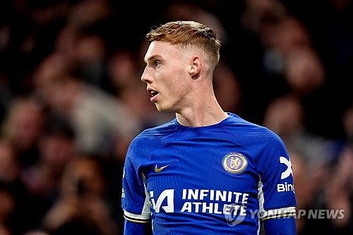 글로벌 매체 풋볼365는 첼시 공격수 콜 팔머가 리그에서 20골을 터트려 프리미어리그 득점왕 후보로 등극하자 과거 팔머처럼 득점왕 후보가 아니었지만 골든 부츠를 수상했던 5명의 선수를 소개했다. 이때 토트넘 홋스퍼 주장 손흥민도 프리미어리그 깜짝 득점왕을 차지한 5인 중 한 명에 포함됐다. 손흥민은 지난 2022년 리그에서 23골을 터트리며 리버풀의 모하메드 살라와 함께 프리미어리그 공동 득점왕을 수상한 바 있다. 연합뉴스