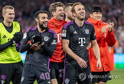 후반기에 주전에서 밀려났던 코리안 몬스터 김민재(27)가 다시 주전으로 도약할 기회를 잡았다.&nbsp;우니온 베를린 원정 경기에서 뮌헨은 김민재를 선발로 내세웠다. 4경기 만에 선발로 출전한 김민재는 후반 14분 교체되기 전까지 안정된 플레이를 펼치며 실점을 허용하지 않으면서 대승에 기여했다. 연합뉴스