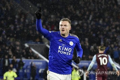 글로벌 매체 풋볼365는 첼시 공격수 콜 팔머가 리그에서 20골을 터트려 프리미어리그 득점왕 후보로 등극하자 과거 팔머처럼 득점왕 후보가 아니었지만 골든 부츠를 수상했던 5명의 선수를 소개했다. 이때 토트넘 홋스퍼 주장 손흥민도 프리미어리그 깜짝 득점왕을 차지한 5인 중 한 명에 포함됐다. 손흥민은 지난 2022년 리그에서 23골을 터트리며 리버풀의 모하메드 살라와 함께 프리미어리그 공동 득점왕을 수상한 바 있다. 연합뉴스