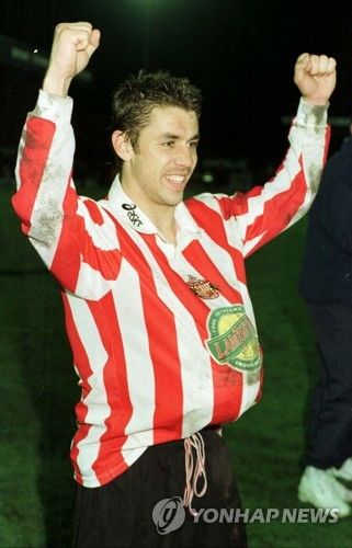 글로벌 매체 풋볼365는 첼시 공격수 콜 팔머가 리그에서 20골을 터트려 프리미어리그 득점왕 후보로 등극하자 과거 팔머처럼 득점왕 후보가 아니었지만 골든 부츠를 수상했던 5명의 선수를 소개했다. 이때 토트넘 홋스퍼 주장 손흥민도 프리미어리그 깜짝 득점왕을 차지한 5인 중 한 명에 포함됐다. 손흥민은 지난 2022년 리그에서 23골을 터트리며 리버풀의 모하메드 살라와 함께 프리미어리그 공동 득점왕을 수상한 바 있다. 연합뉴스