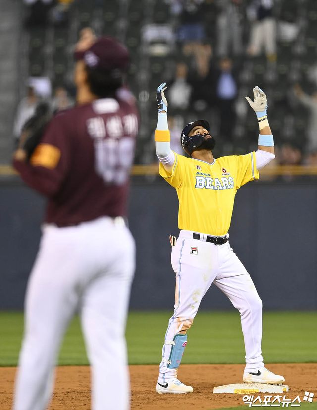 두산 베어스 외국인 타자 헨리 라모스가 4월 19일 서울 잠실야구장에서 열린 2024 신한 SOL Bank KBO리그 키움 히어로즈와의 시즌 1차전에서 &nbsp;5타수 3안타 4타점 2득점을 기록, 두산의 대승에 힘을 보탰다. 사진 박지영 기자