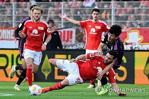 김민재가 약 2주 만의 선발 경기에서 최고의 기량을 다시 선보였다. 그는 에릭 다이어보다 높은 평점을 받으며 선발 복귀전을 성공적으로 마쳤다.&nbsp; 바이에른 뮌헨은 21일(한국시간) 독일 베를린에 위치한 슈타디온 안 데어 알텐 푀르스테라이에서 우니온 베를린과 2023-2024시즌 분데스리가 30라운드 원정 경기에서 골 잔치를 벌이며 5-1 대승을 거뒀다. 연합뉴스