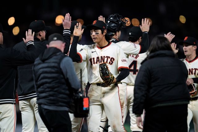샌프란시스코 자이언츠 외야수 이정후가 20일 미국 캘리포니아주 샌프란시스코에 위치한 오라클파크에서 열리는 2024 미국프로야구 메이저리그 애리조나 다이아몬드백스와의 홈경기에서 선발 제외됐다. 올 시즌 78타수 22안타 타율 0.282 1홈런 5타점 2도루 OPS 0.672를 기록 중이고, 최근 10경기 연속 안타로 타격감을 끌어올리기도 했다. 몸 상태와 컨디션에 문제가 있는 건 아니지만, 밥 멜빈 샌프란시스코 감독은 13연전을 소화 중인 팀 일정을 고려해 체력 안배 차원에서 이정후를 선발 제외했다고 밝혔다. AP 연합뉴스
