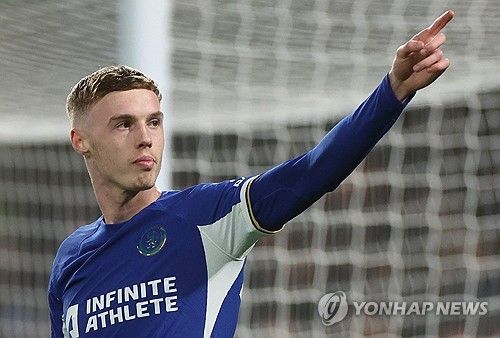 글로벌 매체 풋볼365는 첼시 공격수 콜 팔머가 리그에서 20골을 터트려 프리미어리그 득점왕 후보로 등극하자 과거 팔머처럼 득점왕 후보가 아니었지만 골든 부츠를 수상했던 5명의 선수를 소개했다. 이때 토트넘 홋스퍼 주장 손흥민도 프리미어리그 깜짝 득점왕을 차지한 5인 중 한 명에 포함됐다. 손흥민은 지난 2022년 리그에서 23골을 터트리며 리버풀의 모하메드 살라와 함께 프리미어리그 공동 득점왕을 수상한 바 있다. 연합뉴스