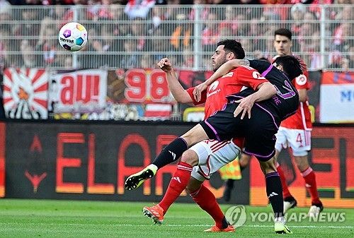 김민재가 약 2주 만의 선발 경기에서 최고의 기량을 다시 선보였다. 그는 에릭 다이어보다 높은 평점을 받으며 선발 복귀전을 성공적으로 마쳤다.&nbsp; 바이에른 뮌헨은 21일(한국시간) 독일 베를린에 위치한 슈타디온 안 데어 알텐 푀르스테라이에서 우니온 베를린과 2023-2024시즌 분데스리가 30라운드 원정 경기에서 골 잔치를 벌이며 5-1 대승을 거뒀다. 연합뉴스