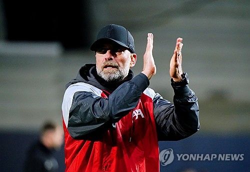 독일 매체 TZ에 따르면 바이에른 뮌헨은 위르겐 클롭 감독을 선임하기 위해 토마스 투헬 감독과 1년 더 동행할 수도 있다. 세계적인 명장 클롭 감독은 휴식기를 원하면서 이번 시즌을 끝으로 리버풀을 떠난다. 클롭 감독을 데려오기 위해 뮌헨이 이번 시즌까지만 투헬 감독과 1년 더 함께할 수 있다는 주장이 제기됐다. 연합뉴스