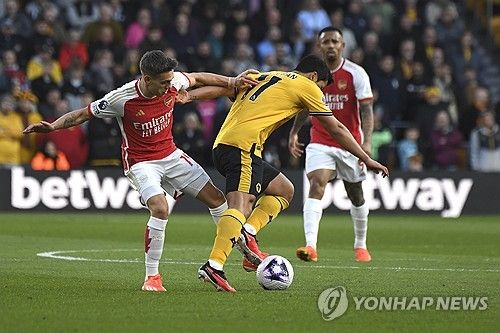 울버햄프턴 원더러스는 21일 영국 울버햄프턴에 위치한 몰리뉴 스타디움에서 열린 아스널과의 잉글리시 프리미어리그 34라운드 홈경기에서 레안드로 트로사르와 마르틴 외데고르에게 실점을 허용하면서 0 대 2로 패했다. 이날 황희찬은 지난 2월 햄스트링 부상 이후 처음으로 선발로 경기에 나섰다. 사전에 공지했던 대로 후반 6분에 교체되면서 짧은 경기 시간을 소화한 황희찬은 영국 현지 매체들로부터 무난한 평가를 받았다. 연합뉴스