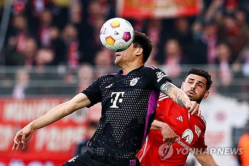 바이에른 뮌헨은 21일 독일 베를린에 위치한 슈타디온 안 데어 알텐 푀르스테라이에서 우니온 베를린과 분데스리가 30라운드 원정 경기에서 골잔치를 벌이며 5 대 1 대승을 거뒀다. 이날 4경기 만에 선발로 출전한 김민재는 후반 14분 교체되기 전까지 무실점 수비를 펼치며 안정된 플레이를 보여줬다. 이날 좋은 수비를 펼치면서 김민재는 독일 현지 언론으로부터 호평을 받는데 성공했다. 연합뉴스