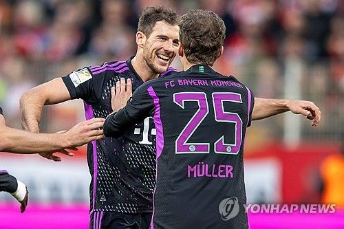 김민재가 약 2주 만의 선발 경기에서 최고의 기량을 다시 선보였다. 그는 에릭 다이어보다 높은 평점을 받으며 선발 복귀전을 성공적으로 마쳤다.&nbsp; 바이에른 뮌헨은 21일(한국시간) 독일 베를린에 위치한 슈타디온 안 데어 알텐 푀르스테라이에서 우니온 베를린과 2023-2024시즌 분데스리가 30라운드 원정 경기에서 골 잔치를 벌이며 5-1 대승을 거뒀다. 연합뉴스