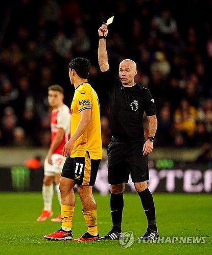 울버햄프턴 원더러스는 21일 영국 울버햄프턴에 위치한 몰리뉴 스타디움에서 열린 아스널과의 잉글리시 프리미어리그 34라운드 홈경기에서 레안드로 트로사르와 마르틴 외데고르에게 실점을 허용하면서 0 대 2로 패했다. 이날 황희찬은 지난 2월 햄스트링 부상 이후 처음으로 선발로 경기에 나섰다. 사전에 공지했던 대로 후반 6분에 교체되면서 짧은 경기 시간을 소화한 황희찬은 영국 현지 매체들로부터 무난한 평가를 받았다. 연합뉴스