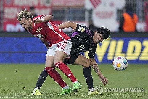 바이에른 뮌헨은 21일 독일 베를린에 위치한 슈타디온 안 데어 알텐 푀르스테라이에서 우니온 베를린과 분데스리가 30라운드 원정 경기에서 골잔치를 벌이며 5 대 1 대승을 거뒀다. 이날 4경기 만에 선발로 출전한 김민재는 후반 14분 교체되기 전까지 무실점 수비를 펼치며 안정된 플레이를 보여줬다. 이날 좋은 수비를 펼치면서 김민재는 독일 현지 언론으로부터 호평을 받는데 성공했다. 연합뉴스