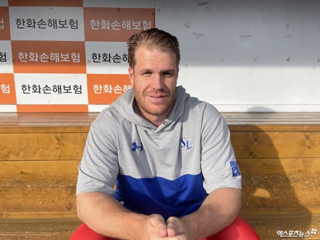 삼성 라이온즈 외국인 타자 데이비드 맥키넌이 대전 한화생명이글스파크에서 인터뷰한 뒤 기념촬영하고 있다. 대전, 최원영 기자