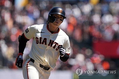 이정후는 21일 미국 캘리포니아주 샌프란시스코 오라클파크에서 열린 2024 메이저리그 애리조나 다이아몬드백스전에서 1번타자 중견수로 선발 출전한 뒤 5타수 2안타(1홈런) 2타점 2득점으로 맹활약하며 시즌 타율을 종전 0.282에서 0.289로 올렸다. 이정후는 1회말 상대 에이스 잭 겔런의 149.4km 포심패스트볼을 받아쳐 시즌 2호 홈런을 기록했다. 이정후가 홈런을 친 뒤 주루하고 있다. 연합뉴스