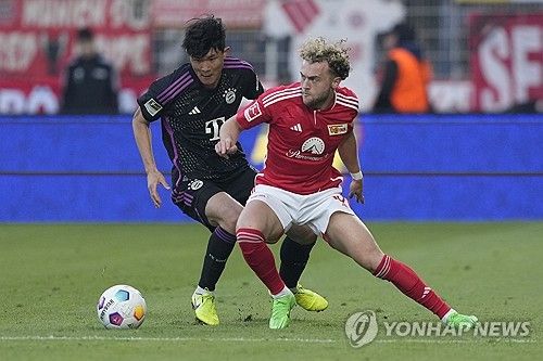 바이에른 뮌헨은 21일 독일 베를린에 위치한 슈타디온 안 데어 알텐 푀르스테라이에서 우니온 베를린과 분데스리가 30라운드 원정 경기에서 골잔치를 벌이며 5 대 1 대승을 거뒀다. 이날 4경기 만에 선발로 출전한 김민재는 후반 14분 교체되기 전까지 무실점 수비를 펼치며 안정된 플레이를 보여줬다. 이날 좋은 수비를 펼치면서 김민재는 독일 현지 언론으로부터 호평을 받는데 성공했다. 연합뉴스