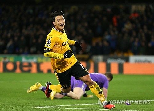 울버햄프턴 원더러스는 21일 영국 울버햄프턴에 위치한 몰리뉴 스타디움에서 열린 아스널과의 잉글리시 프리미어리그 34라운드 홈경기에서 레안드로 트로사르와 마르틴 외데고르에게 실점을 허용하면서 0 대 2로 패했다. 이날 황희찬은 지난 2월 햄스트링 부상 이후 처음으로 선발로 경기에 나섰다. 사전에 공지했던 대로 후반 6분에 교체되면서 짧은 경기 시간을 소화한 황희찬은 영국 현지 매체들로부터 무난한 평가를 받았다. 연합뉴스