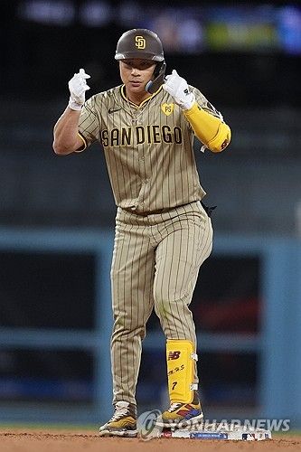샌디에이고 파드리스 김하성이 안타를 친 뒤 세리머니하고 있다. 김하성은 22일(이하 한국시간) 미국 캘리포니아주 샌디에이고의 펫코파크에서 열린 2024 미국 메이저리그(MLB) 정규시즌 토론토 블루제이스와 홈경기에 6번 타자 겸 유격수로 선발 출전해 2타수 무안타 2볼넷 2도루 2득점을 올렸다.​ AP/연합뉴스