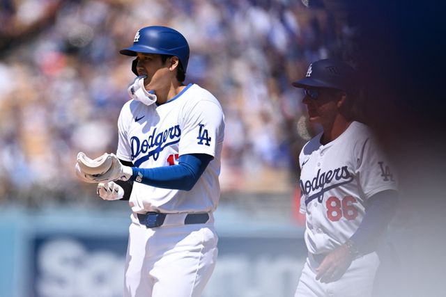 LA 다저스 오타니가 22일 미국 캘리포니아주 로스엔젤레스에 위치한 다저스타디움에서 열린 2024 미국프로야구 메이저리그 뉴욕 메츠와의 홈경기에 2번 지명타자로 선발 출전, 3타수 2안타 1홈런 2타점 1볼넷을 기록하면서 시즌 타율을 0.359에서 0.368로 끌어올렸다. 경기에선 오타니의 활약에 탄력을 받은 다저스가 3회말 2득점, 5회말 8득점으로 메츠 마운드를 폭격하면서 10-0 대승을 거뒀다. USA투데이스포츠 연합뉴스