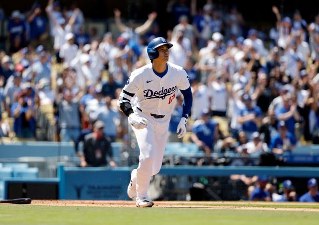 LA 다저스 오타니가 22일 미국 캘리포니아주 로스엔젤레스에 위치한 다저스타디움에서 열린 2024 미국프로야구 메이저리그 뉴욕 메츠와의 홈경기에 2번 지명타자로 선발 출전, 3타수 2안타 1홈런 2타점 1볼넷을 기록하면서 시즌 타율을 0.359에서 0.368로 끌어올렸다. 경기에선 오타니의 활약에 탄력을 받은 다저스가 3회말 2득점, 5회말 8득점으로 메츠 마운드를 폭격하면서 10-0 대승을 거뒀다. AFP 연합뉴스