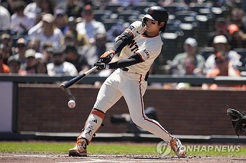 샌프란시스코 자이언츠 이정후가 22일 미국 캘리포니아주 샌프란시스코의 오라클 파크에서 열린 2024 미국 메이저리그 애리조나 다이아몬드백스와의 홈경기에 1번 타자 겸 중견수로 선발 출전해 타격하고 있다. 이날 2타수 무안타 2사사구를 기록했다. 최근 11경기 연속 안타 행진이 끊겼다. 멀티 출루에 만족해야 했다. AP/연합뉴스