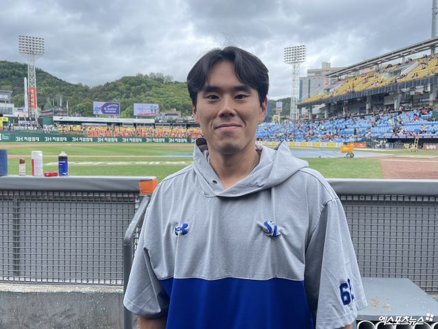 삼성 라이온즈 구원투수 김재윤이 21일 대전 한화생명이글스파크에서 한화 이글스와 원정경기를 앞두고 인터뷰를 마친 뒤 기념촬영 하고 있다. 대전, 최원영 기자