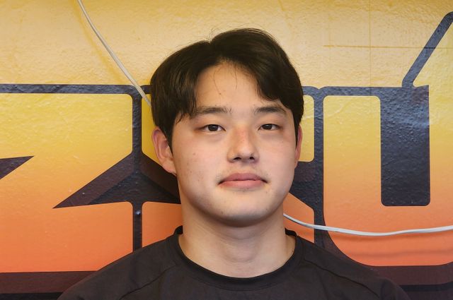 인터뷰 중인 문동주. 박정현 기자