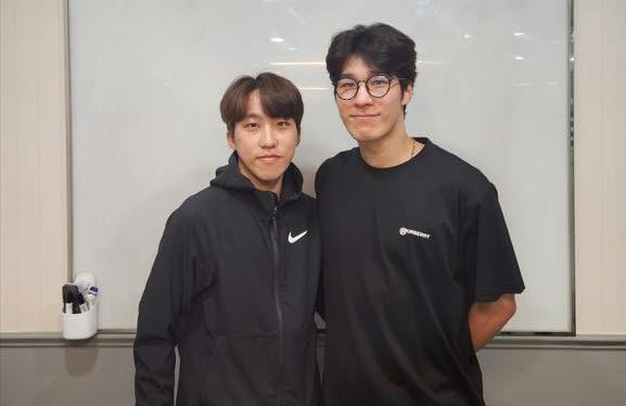 박지원(왼쪽)과 황대헌이 23일 모처에서 만나 2023-2024시즌 국제대회 도중 황대헌이 박지원을 3번이나 밀어넘어트린 사건에 대해 사과했고 박지원이 이를 받아들였다. 넥스트크리에이티브 제공